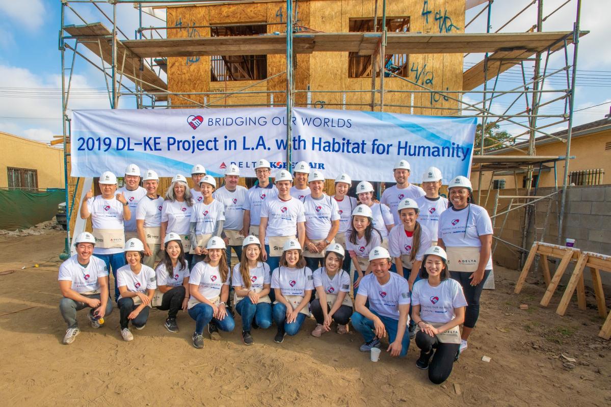 ▲대한항공과 델타항공은 9월 17일부터 20일까지 미국 LA에서 양사 임직원 100여 명이 참여한 가운데 해비타트 봉사활동을 펼친다. 사진은 대한항공 본사 및 미주지역본부 임직원과 델타항공 임직원이 기념촬영을 하는 모습. (자료제공=대한항공)