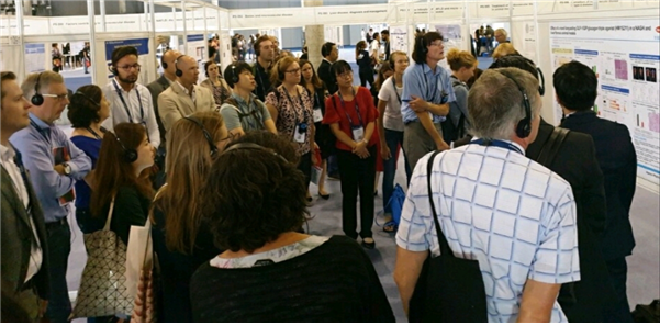 ▲18일 스페인 바르셀로나에서 열린 제55회 유럽당뇨병학회 참가자들이 한미약품의 랩스커버리 기반 신약 연구 결과 포스터 발표 내용을 살펴보며 설명을 듣고 있다.(사진제공=한미약품)