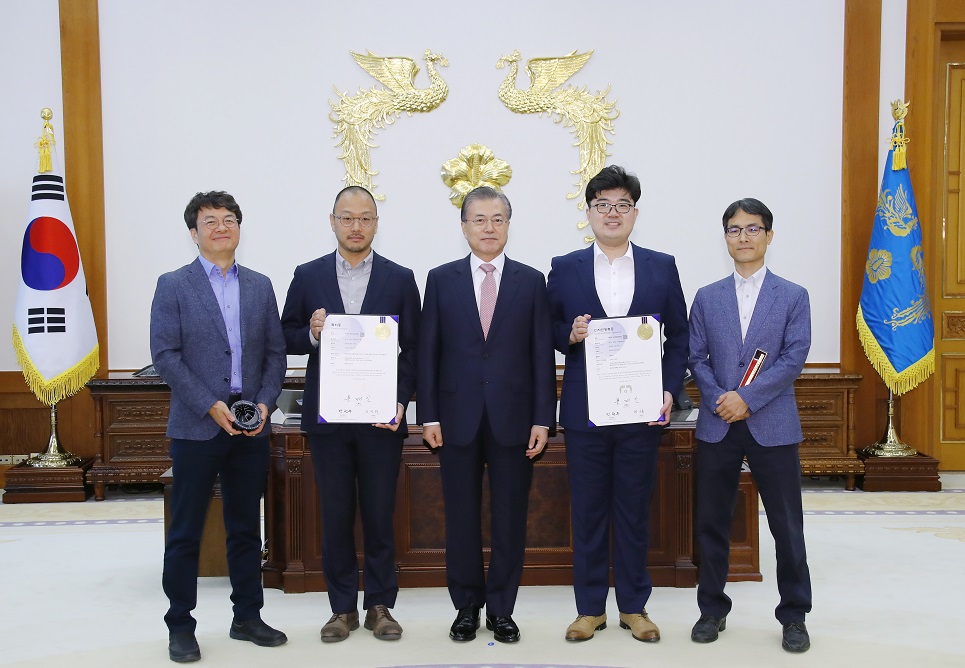 ▲문재인 대통령이 19일 오전 청와대 본관 집무실에서 200만호 특허증 및 100만호 디자인등록증을 전달한 뒤 수상자들과 기념촬영을 하고 있다. 왼쪽부터 특허 200만호 발명자인 김용성 아주대 교수, 특허권자 이승주 오름테라퓨틱 대표, 문 대통령, 디자인 100만호 디자인권자인 한형섭 HHS 대표, 창작자인 김관명 울산과학기술원 부교수.(연합뉴스)