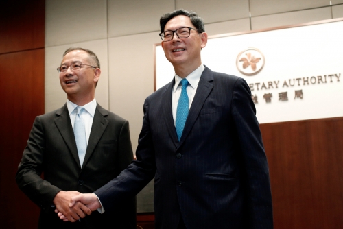 ▲홍콩 금융관리국 노먼 챈 총재(오른쪽). 로이터연합뉴스 
