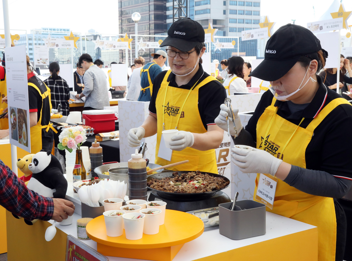 ▲19일 오전 '2019 이마트 스타상품 프로젝트' 행사에서 이마트 관계자, 고객 평가단, 모델들이 부스를 방문하고 상품을 평가하고 있다. (사진제공=이마트)