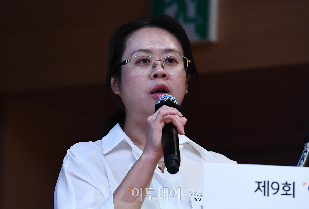 ▲선민정 하나금융투자 제약바이오 연구원이 19일 서울 여의도 한국교직원공제회관에서 열린 제9회 프리미엄 투자 세미나 ‘제약·바이오의 미래를 묻다 시즌 3’에서 ‘신약개발 기업들에 대한 투자전략 수정'을 주제로 강연하고 있다. 이투데이미디어가 주최한 이날 행사에선 리서치센터 제약·바이오 담당 연구원들이 직접 코오롱티슈진, 에이치엘비, 신라젠 등 주요 제약 바이오 기업에 대한 평가 진단과 함께 제약·바이오 업종 대표 종목 전망 및 유망 종목 발굴 등을 주제로 강연했다. 신태현 기자 holjjak@