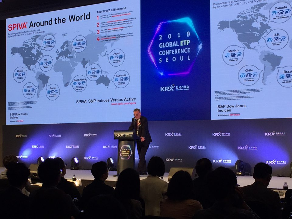 ▲존 데이비스 S&P500 다우존스 인덱스 글로벌 대표가 20일 열린 '2019 글로벌 ETP 컨퍼런스 서울'에 참석해 ETP 시장에 대해 발표하고 있다. (이다원 기자 leedw@)