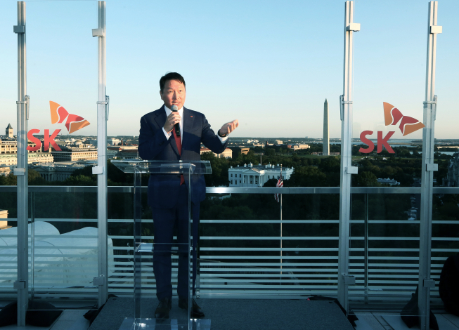 ▲최태원 회장이 19일 저녁(현지시간) 워싱턴 DC에서 개최된 'SK Night(SK의 밤)' 행사에서 사회적 가치를 통한 파트너십의 확장을 주제로 인사말을 하고 있다.(사진제공=SK그룹)