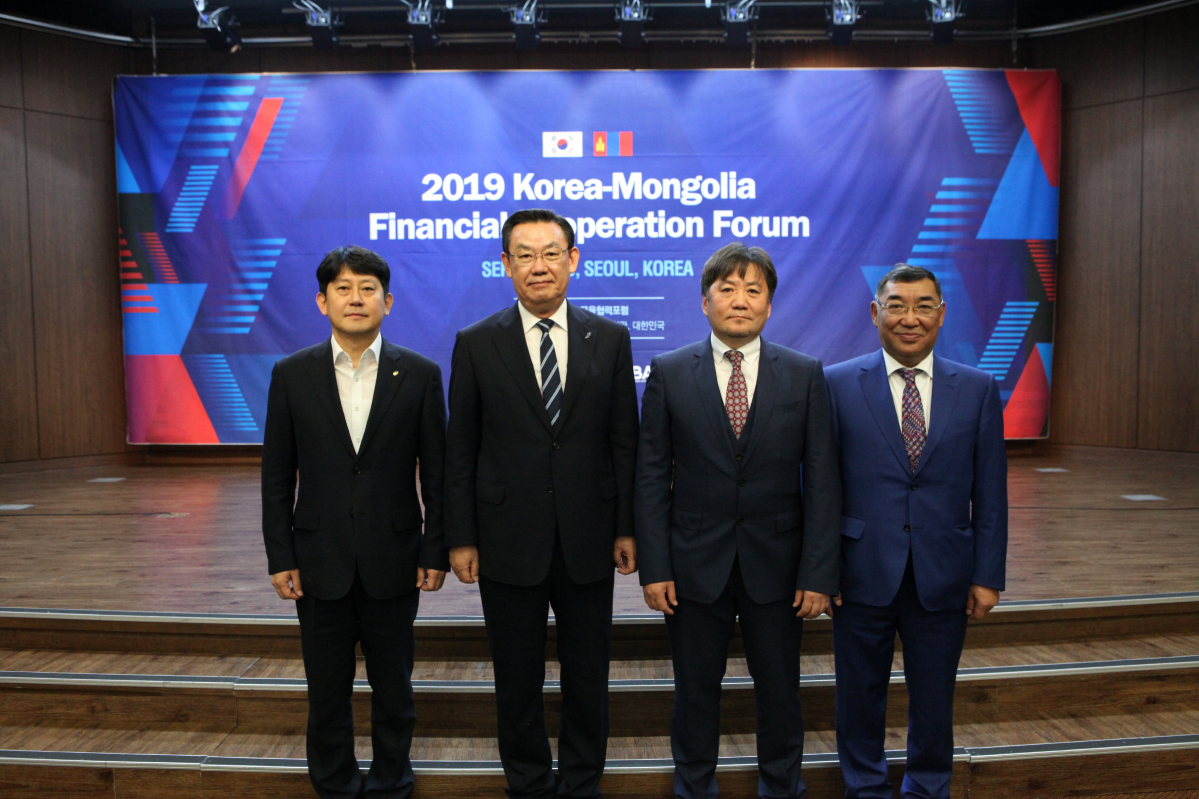 ▲은행연합회는 20일 서울 명동 은행회관에서 '한ㆍ몽골 금융협력 포럼'을 개최했다. (왼쪽부터) 유광열 금융감독원 수석부원장, 김태영 은행연합회장, 몽골중앙은행 략스룽 부총재, 몽골은행협회 미뜨레 회장.(사진제공=은행연합회)