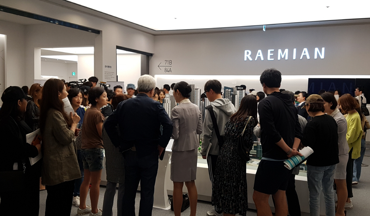 ▲20일 서울 송파구 문정동 래미안 갤러리에서 문을 연 ‘래미안 라클래시’ 아파트 견본주택이 방문객들도 붐비고 있다.  서지희 기자 jhsseo@