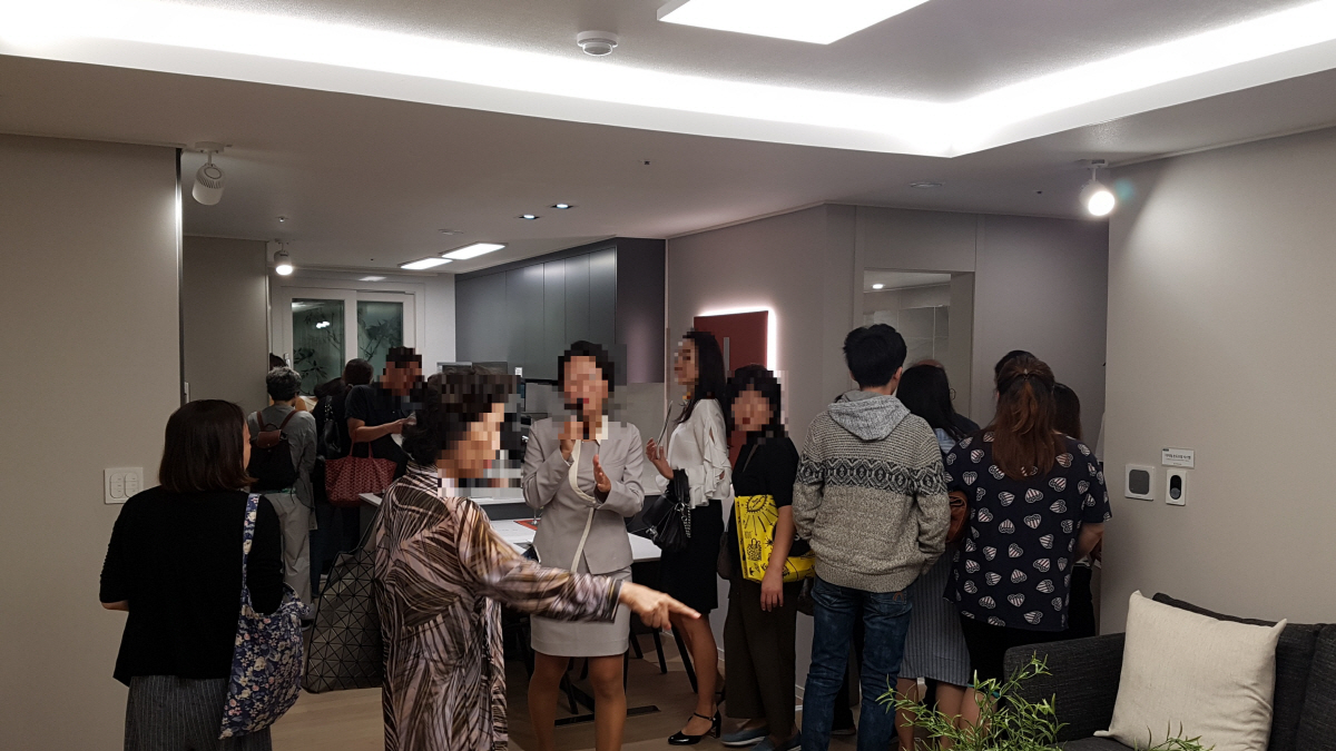 ▲20일 서울 송파구 문정동 래미안 갤러리에서 문을 연 ‘래미안 라클래시’ 아파트 견본주택 내부가 방문객들로 북적이고 있다. 서지희 기자 jhsseo@