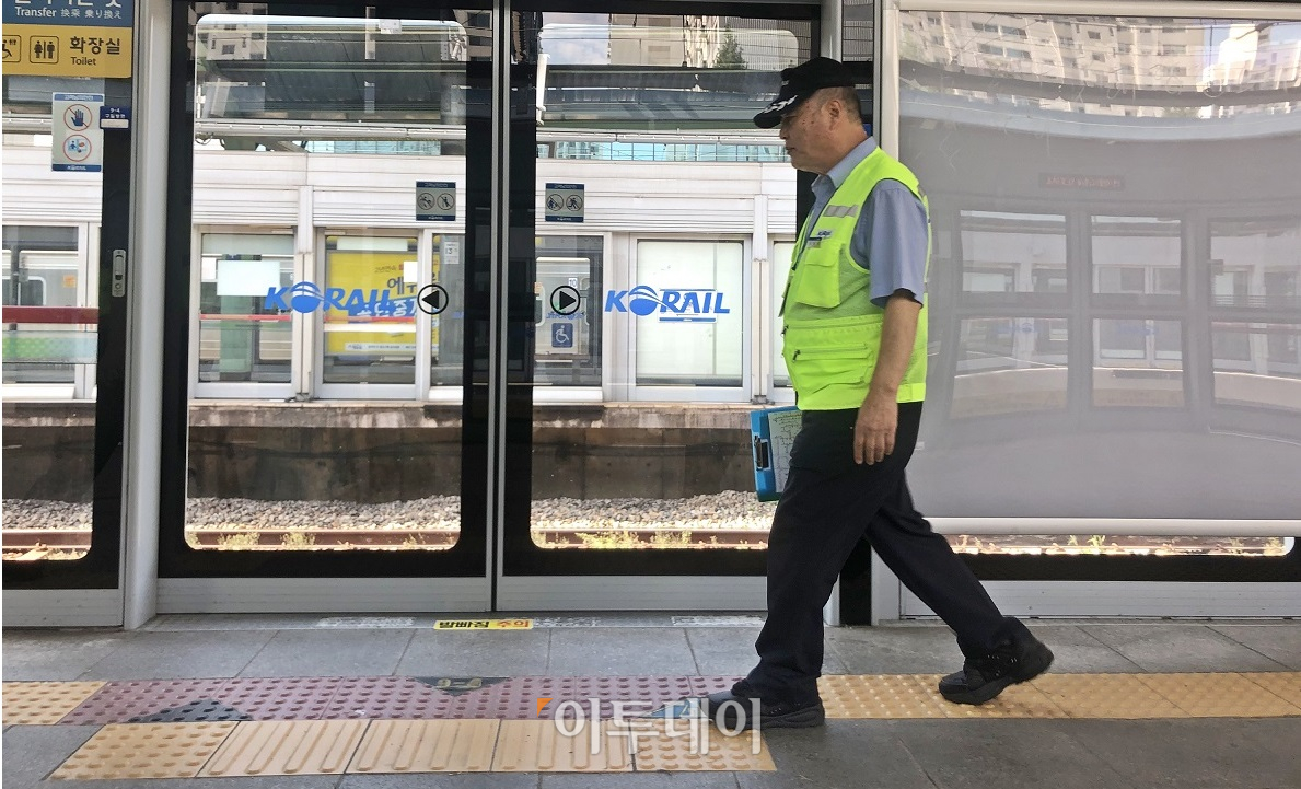 ▲조철윤 질서지킴이가 전철 탑승 전 역사 내 시설물을 점검하고 있다. 시각 장애인 유도 블록을 걸으며 균열이 없는지 살피고 있다. (홍인석 기자 mystic@)
