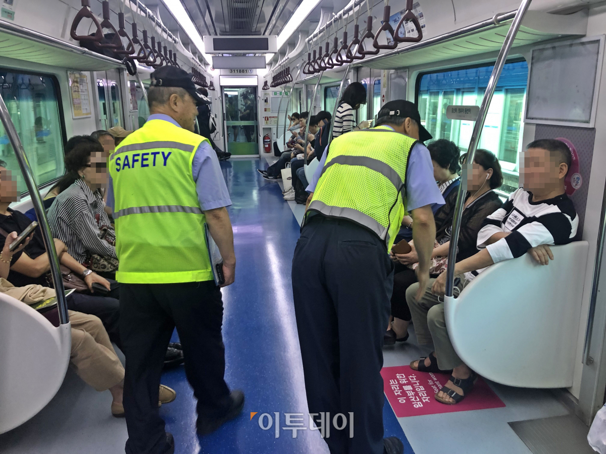 ▲'임산부 배려석'은 질서지킴이게 뜨거운 감자다. 남성과 여성 사이에서 수많은 민원과 불만이 제기된다.  (홍인석 기자 mystic@)