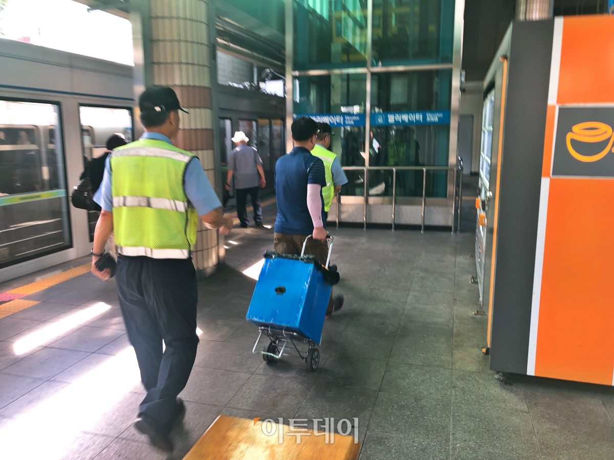 ▲질서지킴이가 이동 상인에게 퇴거 조치를 내렸다. "이날은 큰 소란 없이 안내에 따라줘서 다행"이라고 귀띔했다. (홍인석 기자 mystic@)