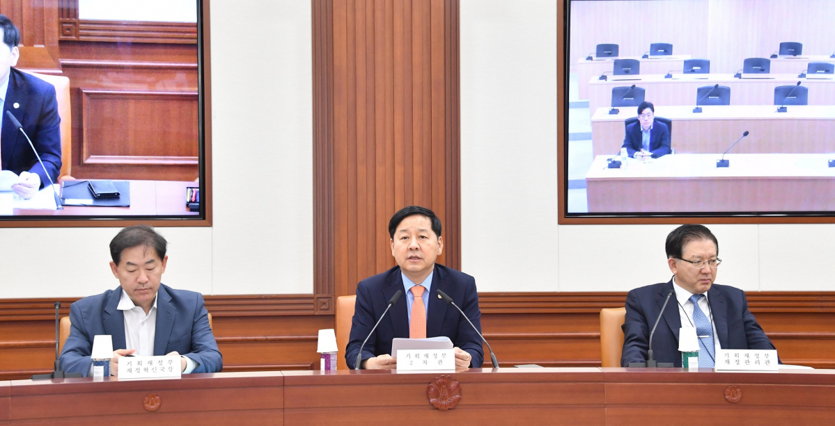 ▲구윤철 기획재정부 2차관(가운데)이 20일 광화문 정부서울청사에서 ‘제3차 지출구조개혁단회의’를 주재하고 모두발언을 하고 있다.(사진제공=기획재정부)