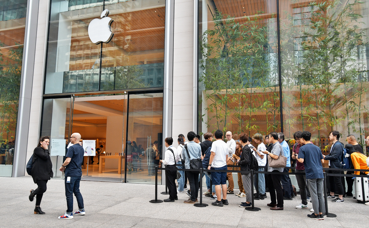 ▲애플의 신형 아이폰 11이 출시된 20일 일본 도쿄 마루노우치 스토어에 아침 일찍부터 고객들이 몰려 영업이 시작되기를 기다리고 있다. 도쿄/UPI연합뉴스