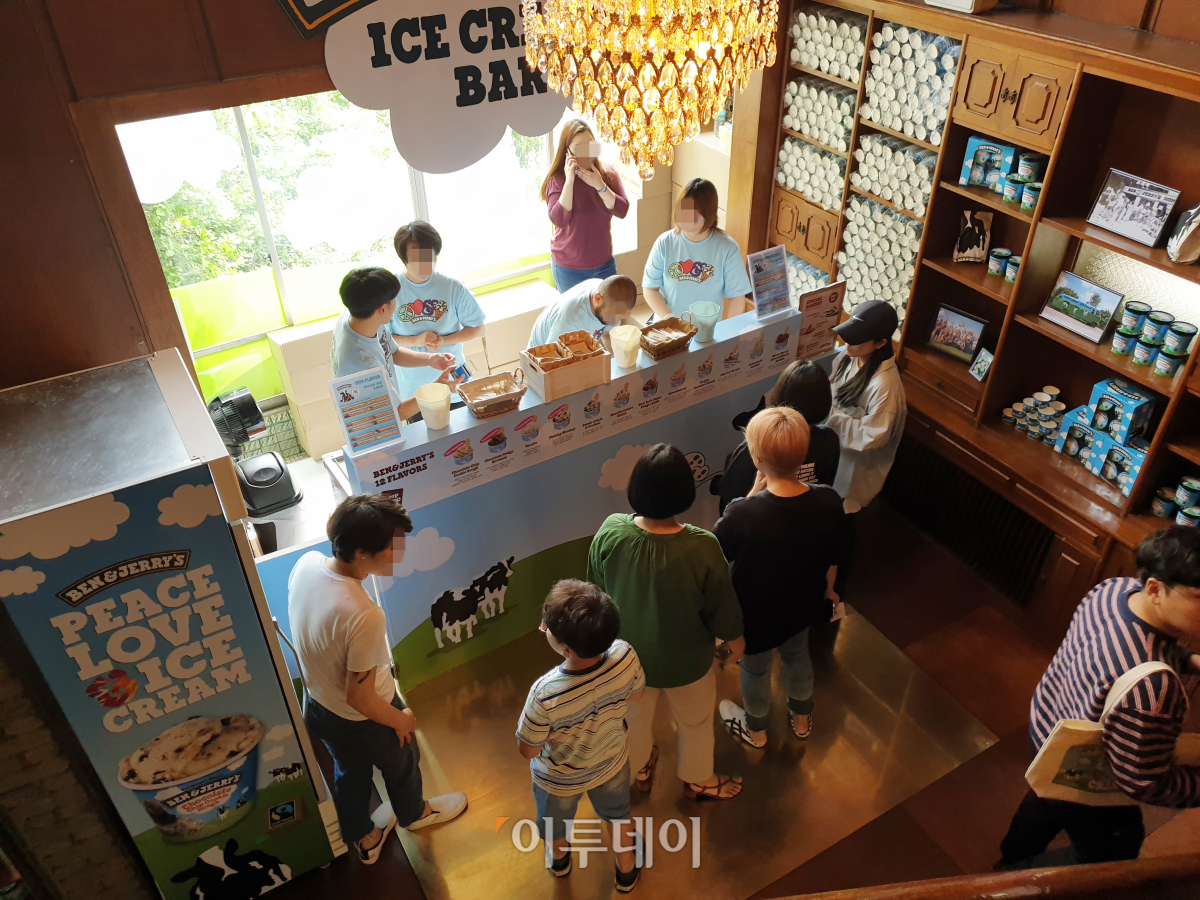 ▲배스킨라빈스나 나뚜루 등의 아이스크림 전문점과는 사뭇 다른 느낌의 매장 구성. (김정웅 기자 cogito@)