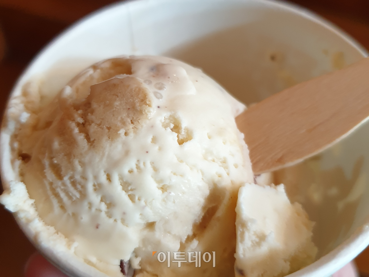 ▲다른 아이스크림 전문점에서는 먹어보지 못한 맛이지만, 그렇다고 깜짝 놀랄만큼 신비로운 맛까지도 아니었다. (김정웅 기자 cogito@)