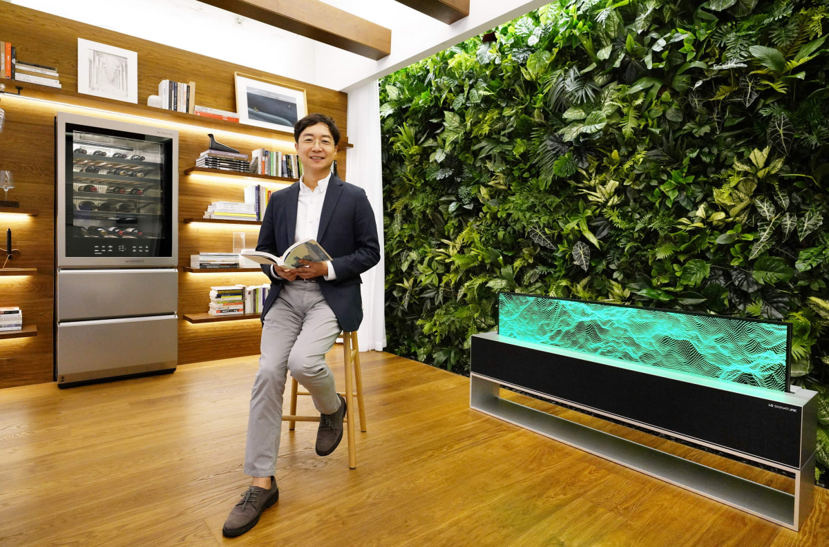 ▲LG전자 超프리미엄 빌트인 '시그니처 키친 스위트(SIGNATURE KITCHEN SUITE)'를 소개하는 논현 쇼룸을 리뉴얼하고 21일부터 개방했다. 리뉴얼을 함께 진행한 유명 건축가 유현준씨가 주방과 거실이 통합되는 '그레이트 리빙 키친(Great living kitchen)'을 소개하고 있다.(사진=LG전자)