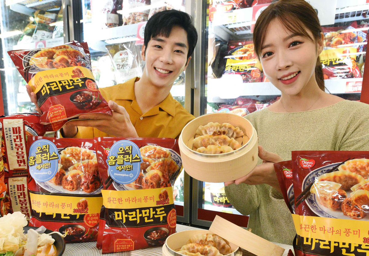 ▲모델들이 서울 등촌동 홈플러스 강서점에서 ‘동원 마라만두’를 선보이고 있다. 홈플러스는 최근 ‘마라’ 관련 음식의 인기가 높아지고 있는 가운데 동원F&B와 협업을 통해 ‘동원 마라만두’를 단독 출시한다고 밝혔다.(사진제공=홈플러스)