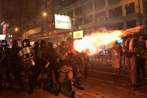 ▲21일(현지시간) 홍콩에서 ‘범죄인 인도 법안’ 반대 16주째 주말 시위가 벌어진 가운데 경찰이 시민을 향해  최류탄을 쏘고 있다. 홍콩/AFP연합뉴스 
