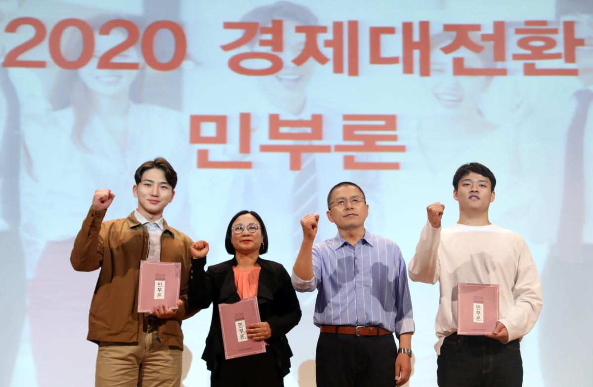 ▲자유한국당 황교안 대표가 22일 국회 의원회관에서 열린 '민부론' 발간 국민보고대회에서 국민대표 3인에게 헌정을 하고 있다. (연합뉴스)