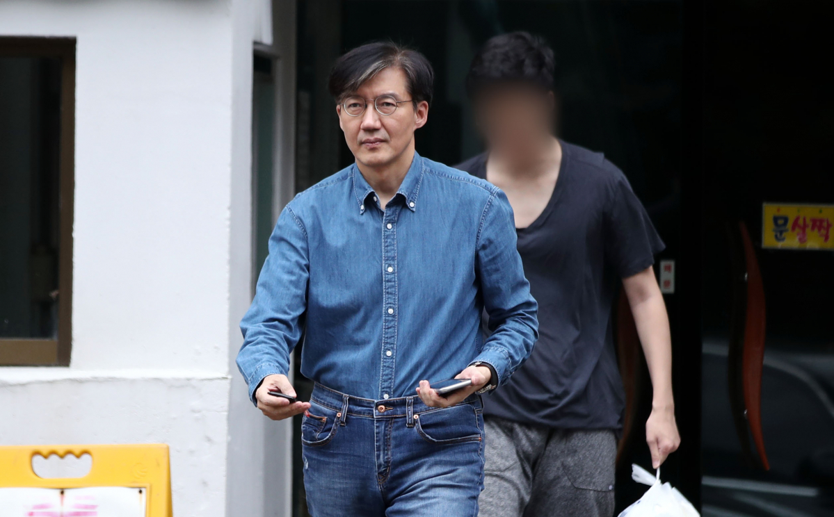 ▲조국 법무부 장관이 22일 오후 서울 서초구 방배동 자택에서 아들과 함께 나오고 있다. (연합뉴스)