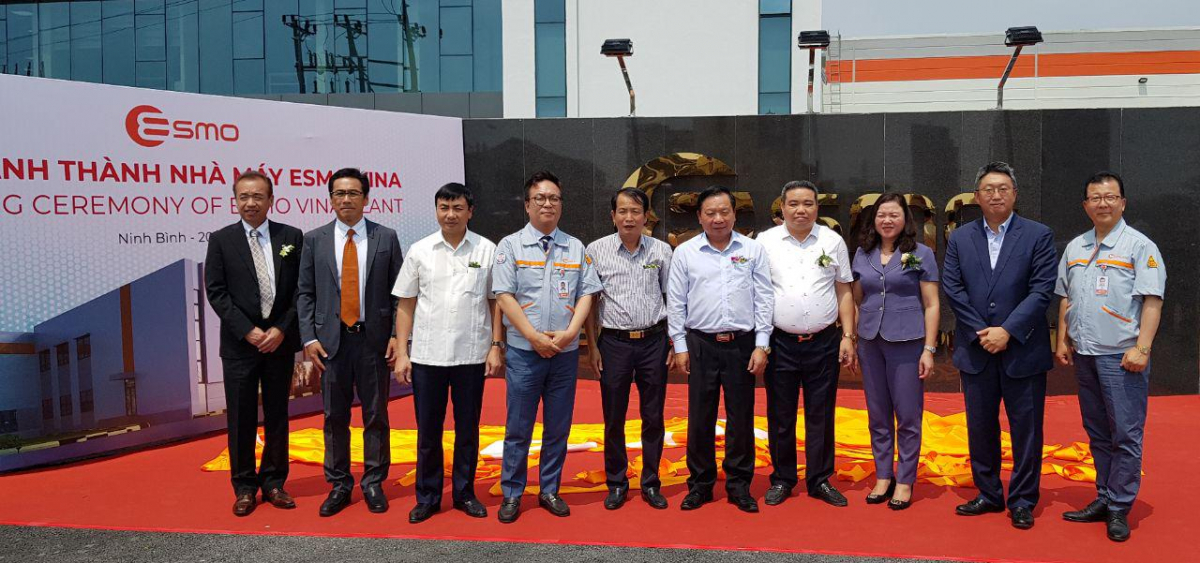 ▲왼쪽 네번째 에스모 김정훈 대표 외 관계자들이 공장 준공식 기념사진을 촬영했다.(제공=에스모)