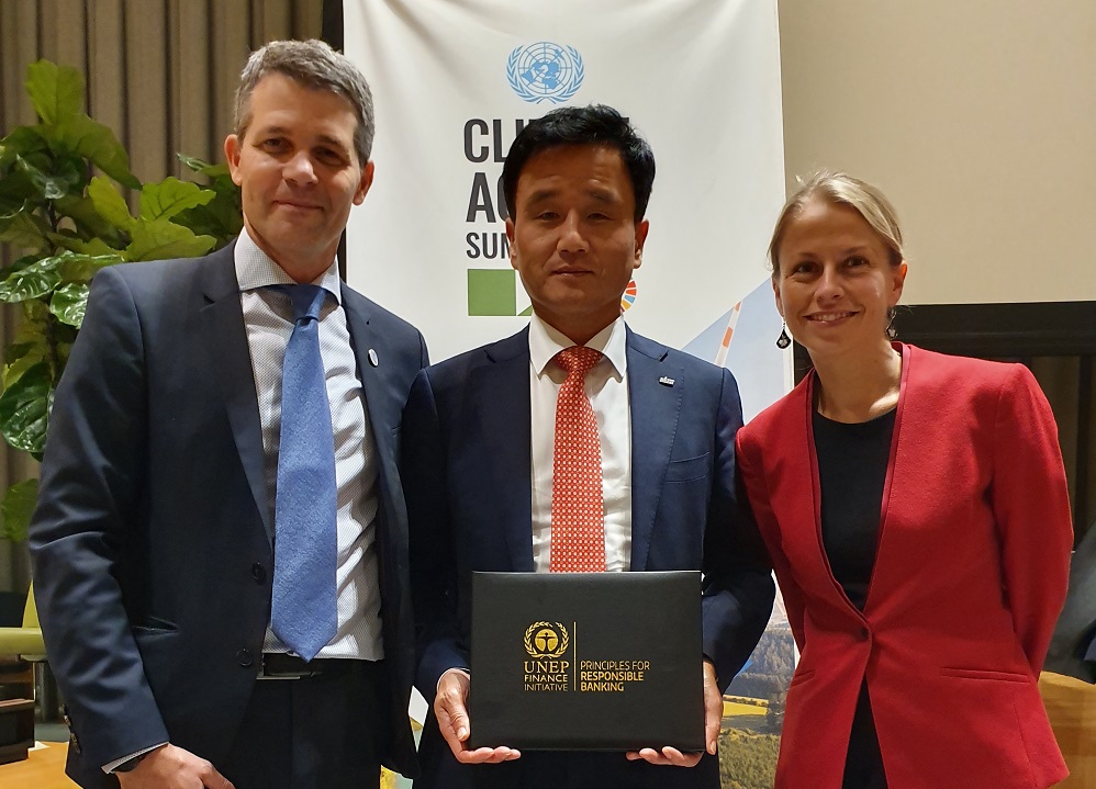 ▲신한금융 박우혁 부사장(가운데)과 유엔환경계획 금융부문 대표 에릭 어셔(왼쪽), 유엔환경계획 금융부문 뱅킹 팀장 시몬 데틀링(오른쪽)이 22일 미국 뉴욕에서 열린 'UN 책임은행원칙 출범식'에서 기념촬영을 하고 있다.(사진제공=신한금융)