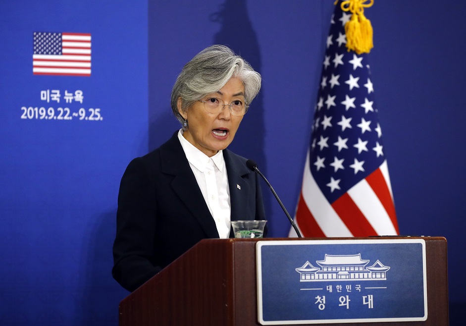 ▲강경화 외교부 장관이 22일 오후 (현지시간) 미국 쉐라톤 뉴욕 타임스 스퀘어 호텔에서 문재인 대통령 유엔 총회 참석 의의에 대해 브리핑하고 있다.(뉴욕/연합뉴스)