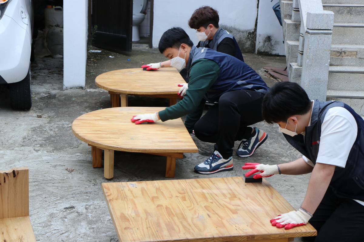 ▲게임빌 컴투스 임직원들이 봉사활동을 진행하고 있다. (출처=컴투스)