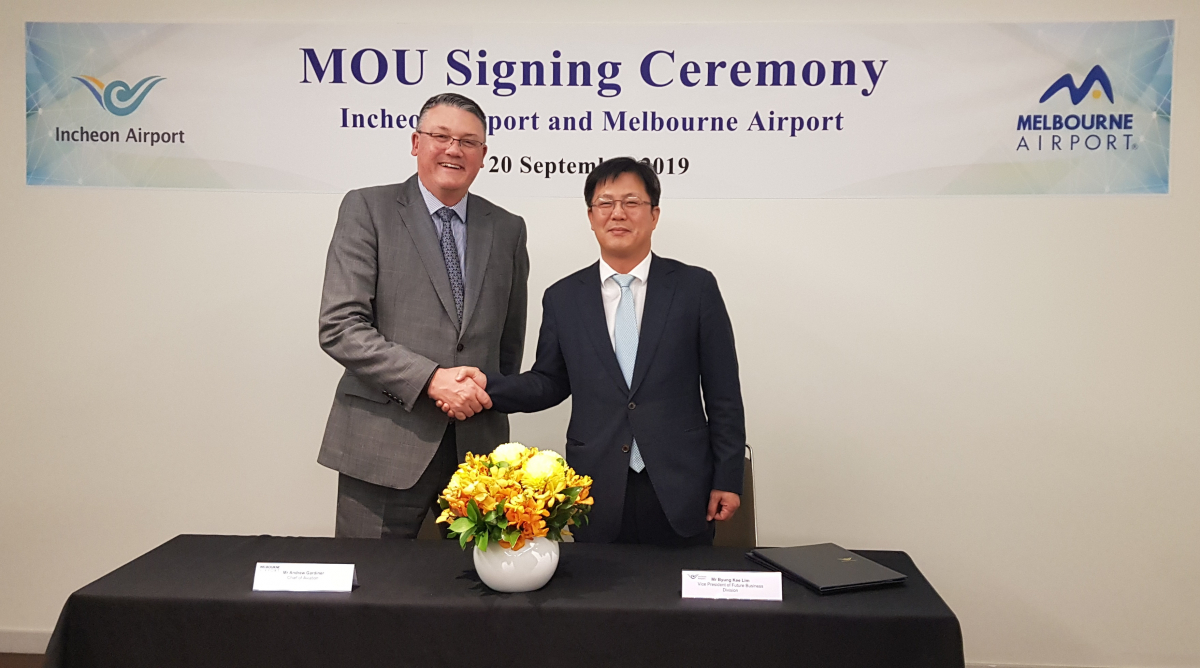 ▲호주 현지시각 20일 오후(한국시각 20일 오후) 호주 멜버른공항에서 열린 ‘인천공항공사-멜버른공항 간 대양주지역 신규 항공사 및 노선 유치를 위한 마케팅 업무협약(MOU) 체결식’에서 인천공항공사 임병기 미래사업본부장(사진 오른쪽)과 멜버른공항 앤드류 가디너 부사장이 업무협약 체결 후 악수를 하며 기념촬영을 하고 있다. (인천국제공항공사)