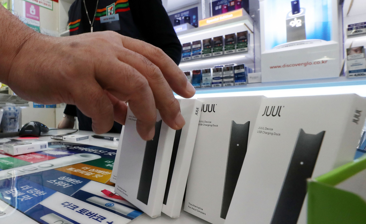 ▲미국 전자담배 시장 점유율 75%를 기록하며 인기를 얻고 있는 액상형 전자담배 '쥴(JULL)'이 5월 24일 국내에 정식 출시된 가운데 이날 오전 서울 중구의 한 편의점에서 쥴이 판매되고 있다. (뉴시스)