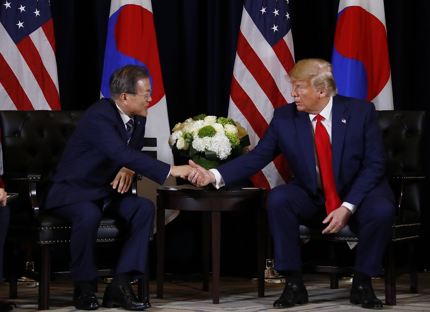 ▲문재인 대통령이 23일 오후 (현지시간) 미국 뉴욕 인터콘티넨탈 호텔에서 도널드 트럼프 미국 대통령을 만나 반갑게 악수하고 있다.(뉴욕/연합뉴스)