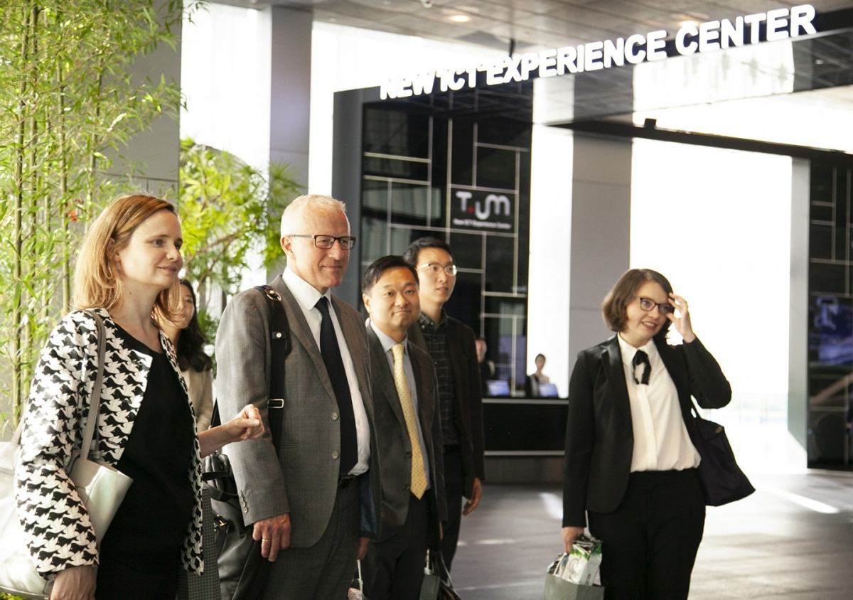 ▲벵트 묄러뢰드 OECD WP-CISP 의장(왼쪽에서 두번째) 일행이 SK텔레콤 ICT 체험관 티움(T.um)을 관람하고 있다.(사진제공= SK텔레콤)