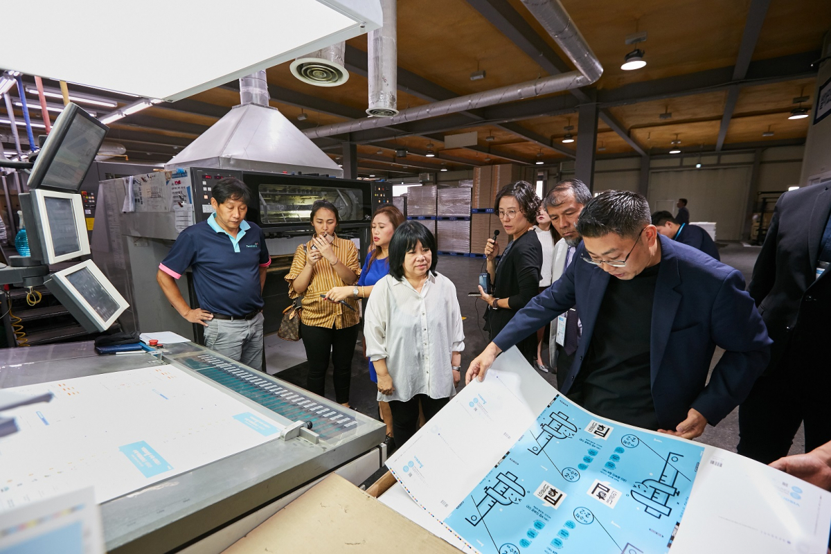 ▲비상교육 아시안 출판인 코칭 프로그램 인쇄현장 견학모습.(사진제공=비상교육)