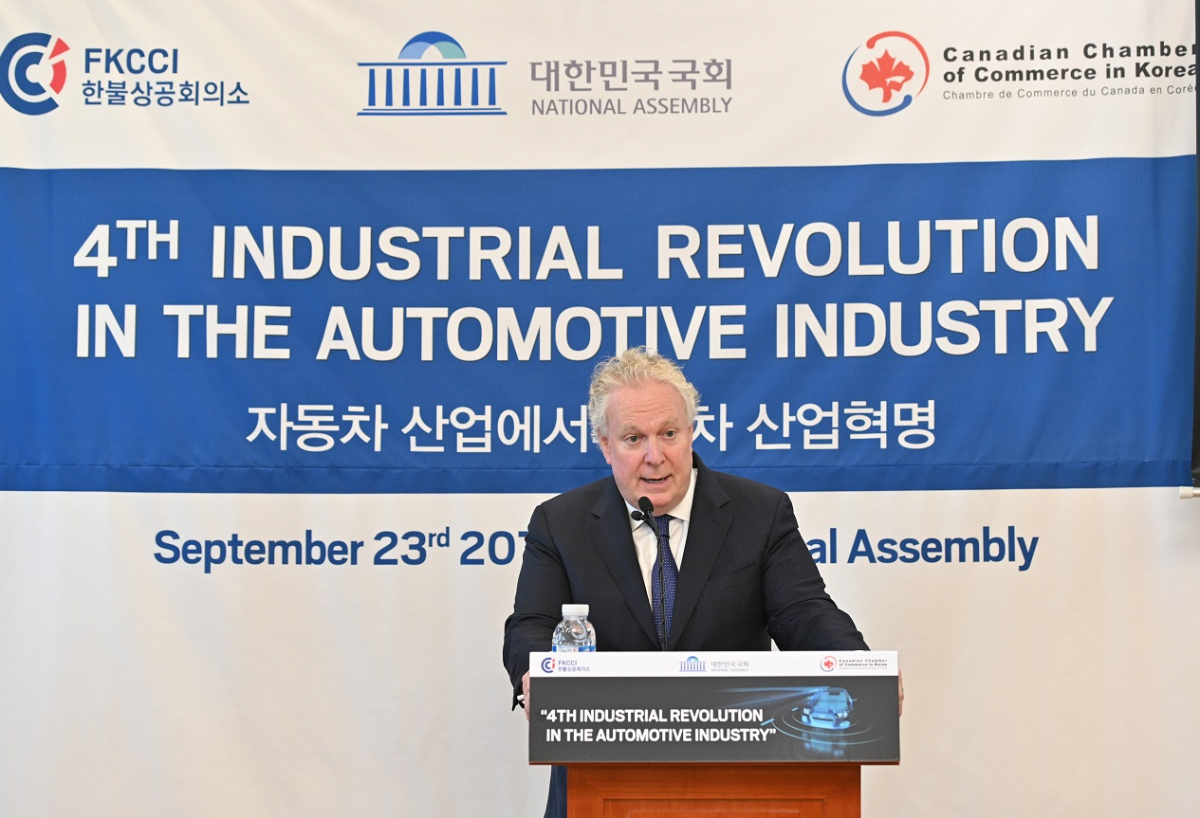 ▲장 샤레 에이치엔티 사내이사가 23일 오후 4시 국회 본관에서 개최한 ‘자동차 산업에서의 4차 산업혁명’ 특별 포럼 행사에서 기조연설자로 발표하고 있다.(사진=회사제공)