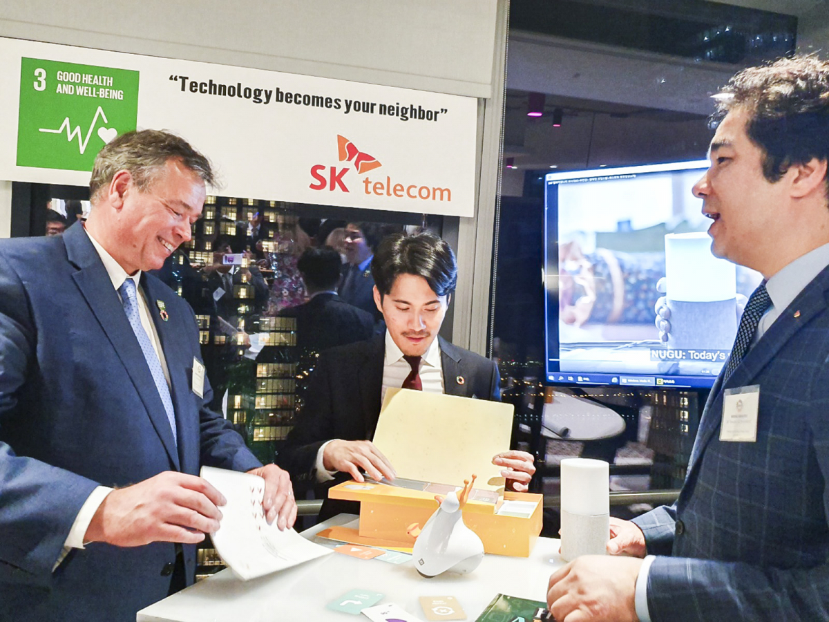 ▲SK텔레콤 유웅환 SV이노베이션 센터장(오른쪽)이 페데르 홀크 닐센 노보자임스 CEO 겸 P4G 보드멤버(왼쪽)에게 '행복 커뮤니티'에 대해 설명하고 있다.(사진제공= SK텔레콤)