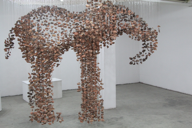 ▲응고지 에제마(Ngozi Ezema)심연을 잇다(Connecting Deep).(사진제공=한국도자재단)