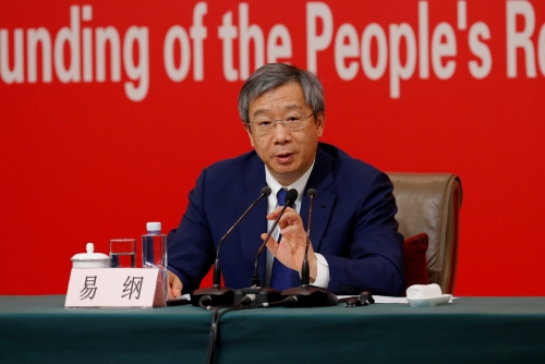 ▲이강 중국 인민은행 총재가 24일(현지시간) 베이징에서 기자회견을 하고 있다. 베이징/로이터연합뉴스
