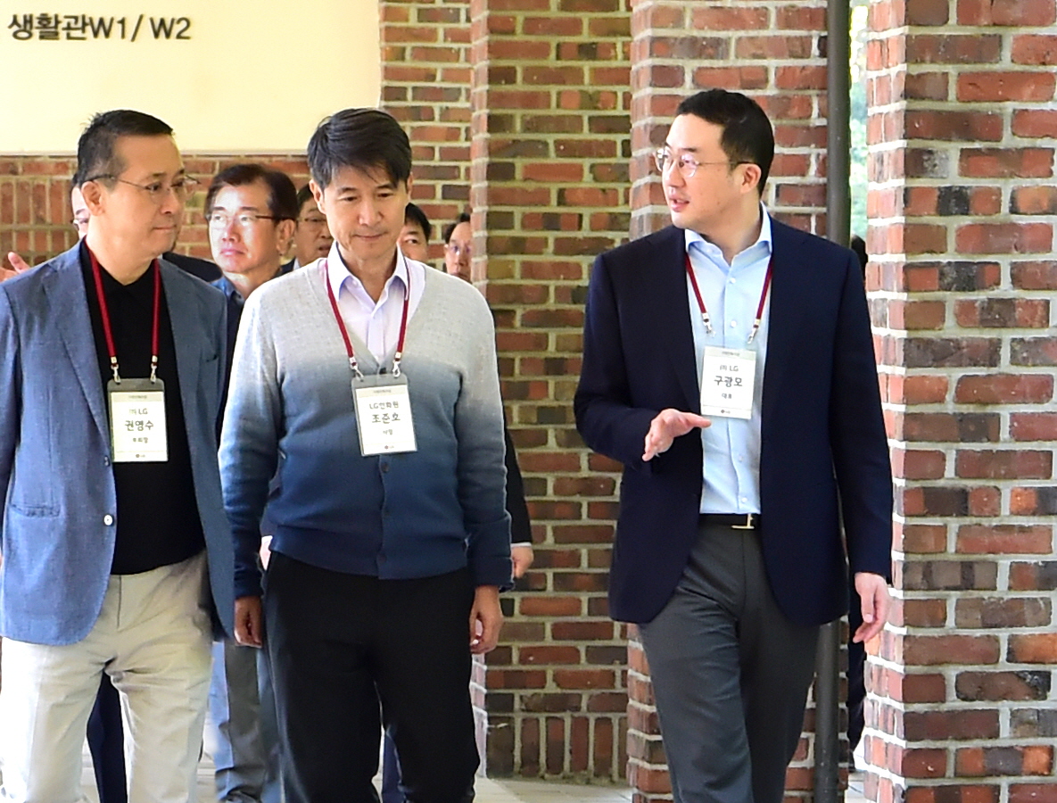 ▲구광모 LG그룹 회장이 24일 경기도 이천 LG인화원에서 열린 사장단 워크숍에 참석해 권영수 (주)LG 부회장, LG인화원 조준호 사장 등 최고경영진과 대화하며 이동하고 있다. (오른쪽부터) 구광모 LG그룹 회장, LG인화원 조준호 사장, 김종현 LG화학 전지사업본부장 사장, 권영수 (주)LG 부회장.(사진제공=LG그룹)