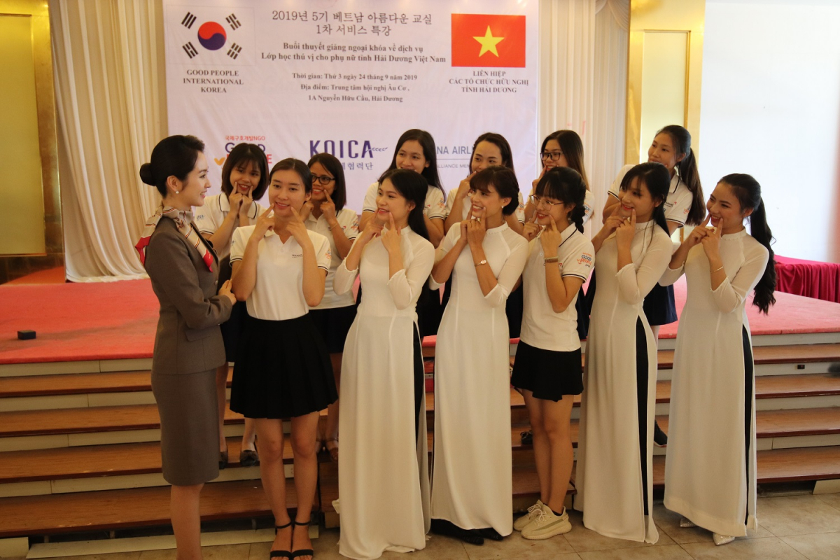 ▲24일 베트남 하노이에서 진행된 '베트남-아름다운 교실' 서비스 교육에서 훈련생들이 미소 짓는 연습을 하고 있다. (자료제공=아시아나항공)