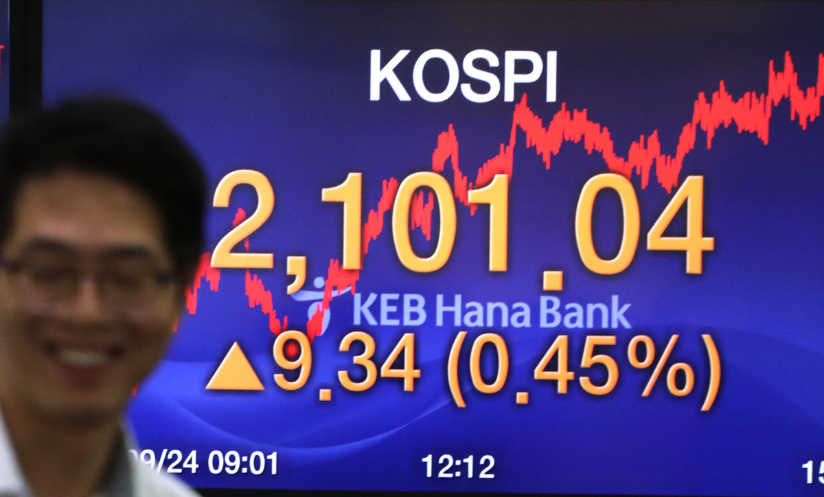 ▲코스피가 9.34포인트 오르며 2,100선을 넘어 2,101.04로 장을 마감한 24일 오후 서울 중구 KEB 하나은행 딜링룸에서 딜러들이 업무에 한창이다. (연합뉴스)