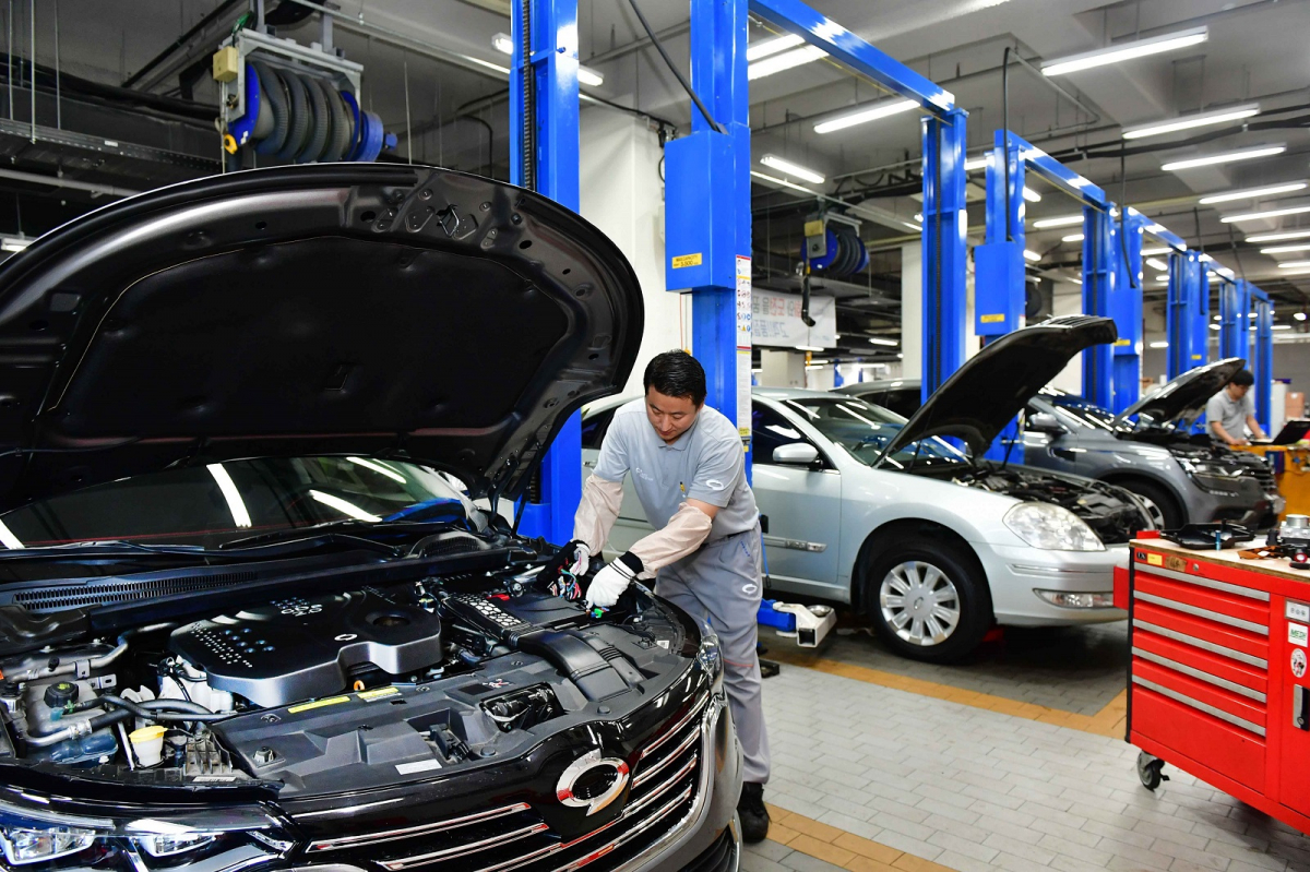 ▲르노삼성자동차가 23일 충북 증평에서 열린 한국소비자원 주관 ‘찾아가는 소비자 피해예방 교육 및 이동상담’에 참여해 자동차 무상점검 서비스를 제공했다. (사진제공=르노삼성차)