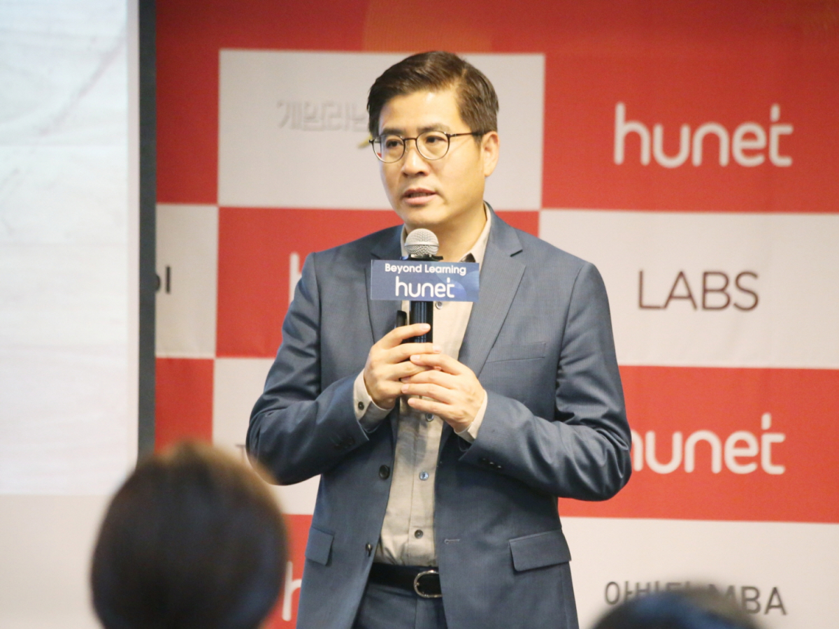 ▲조영탁 휴넷 대표가 25일 서울 양재동 더케이호텔에서 열린 '2020 기업교육 트렌드' 기자간담회에서 발언하고 있다.(사진제공=휴넷)