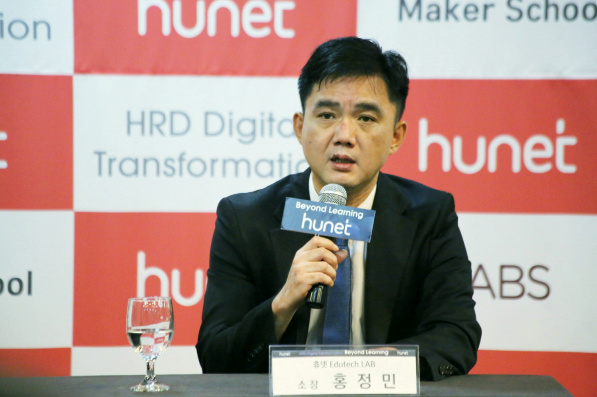▲홍정민 휴넷 에듀테크연구소장이 25일 서울 양재동 더케이호텔에서 열린 '2020 기업교육 트렌드' 기자간담회에서 발언하고 있다.(사진제공=휴넷)