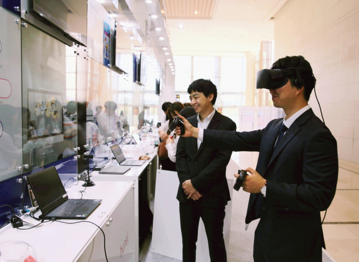 ▲25일 서울 양재동 더케이호텔에서 열린 ‘2020 HRD 리더스포럼’에서 한 참가자가 VR 시연을 하고 있다.(사진제공=휴넷)