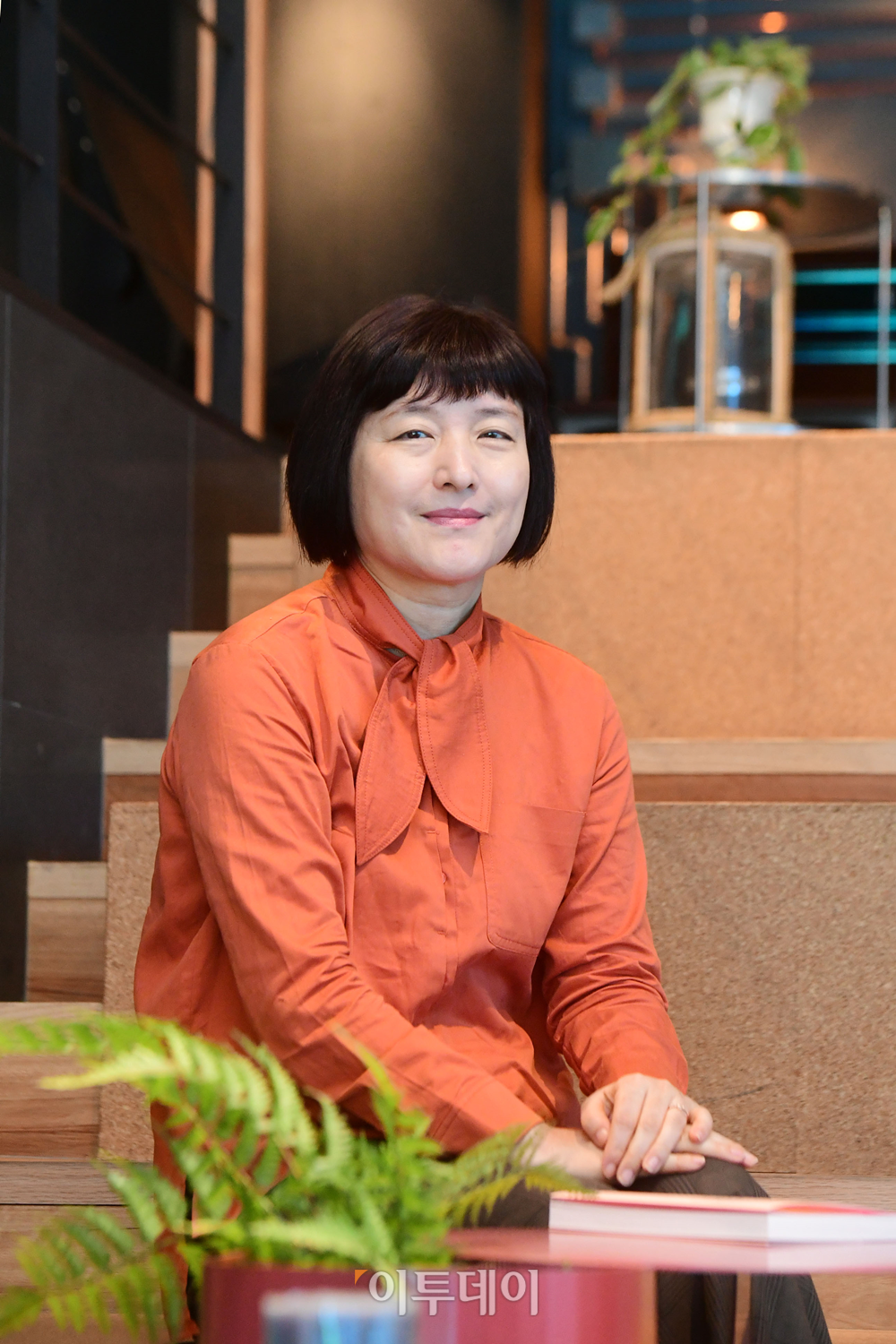 ▲이재우 작가가 23일 서울 영등포구 양평동의 한 카페에서 이투데이와 인터뷰에 앞서 포즈를 취하고 있다. 고이란 기자 photoeran@