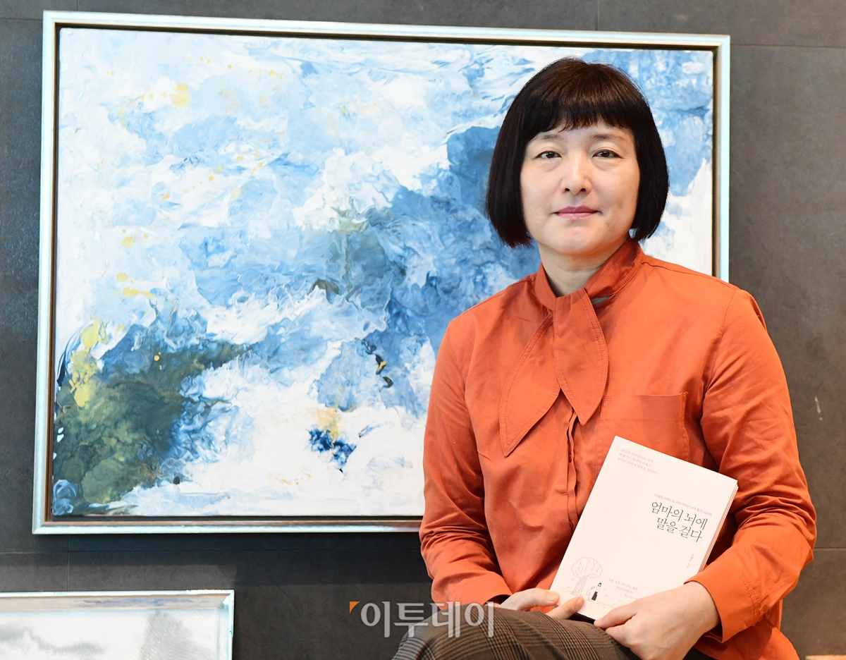 ▲이 작가는 엄마의 상태를 정확하게 이해하기 위해 치매 노모를 돌보는 자녀들을 직접 취재하기도 했다. 그는 "자극과 정서적 교감이 필요하다"며 "손을 많이 만져주고 귀에 대고 많이 이야기하면 좋다"고 조언했다. 고이란 기자 photoeran@