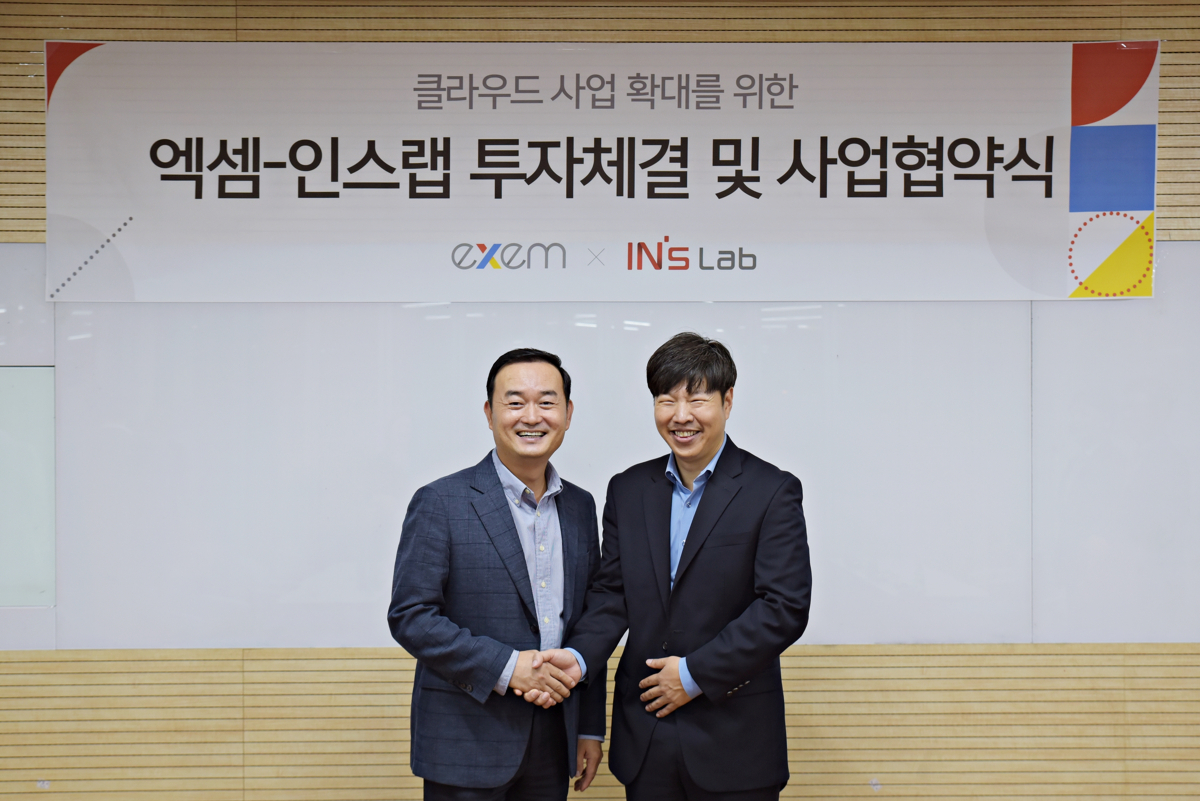 ▲조종암 엑셈 대표(왼쪽)와 김브랜든와이 인스랩 대표가 투자 체결 및 사업 협약을 하고 기념촬영을 하고 있다(엑셈)
