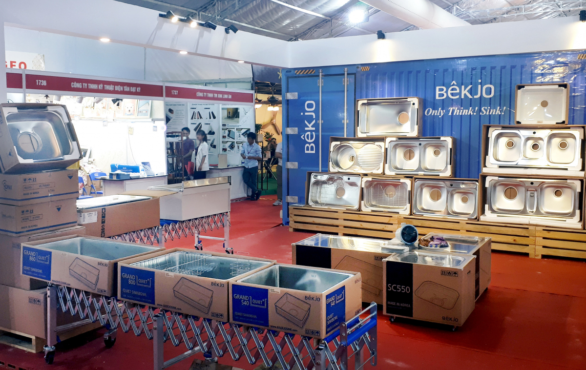 ▲베트남 호치민에서 열린 ‘비엣빌드(Vietbuild)’에 참가한 백조씽크 부스(사진제공=백조씽크)