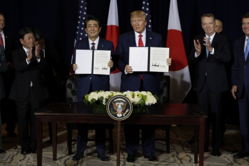▲도널드 트럼프 미국 대통령과 아베 신조 일본 총리가 25일(현지시간) 뉴욕에서 무역협정안에 서명했다. 뉴욕/AP연합뉴스 

