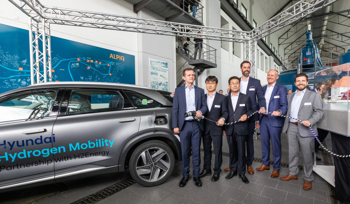▲현대 하이드로젠 모빌리티’ 합작법인 출범식에서 (왼쪽부터)△H2E 롤프 후버(Rolf Huber) 회장 △유지한 현대차 상용전자제어설계실장(상무) △이인철 현대차 상용사업본부 부사장 △마크 프레이뮬러(Mark Freymueller) 현대차 상용친환경해외사업팀장(상무) △린데(Linde) 젠스 왈덱(Jens Waldeck) 유럽본부장 △알픽(Alpiq) 아메데 뮤리시에(Amédée Murisier) 수력발전사업본부장이 기념촬영을 하고 있다. (사진제공=현대차)