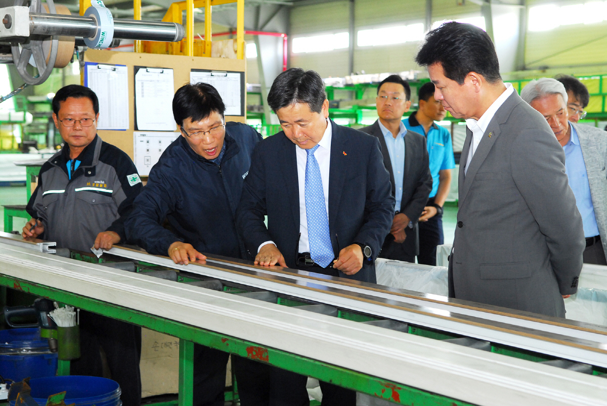 ▲임영문(왼쪽 세번째) SK건설 경영지원담당 사장이 지난 24일 대신시스템 공장을 둘러보며 관계자의 설명을 듣고 있다.